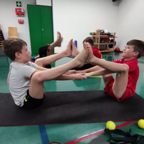 Yoga-4b