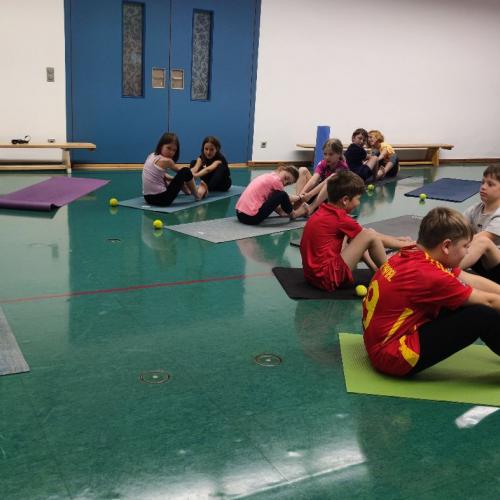 Yoga-4b