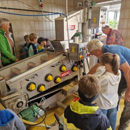 Apfelsaftpressen mit den 2. Klassen