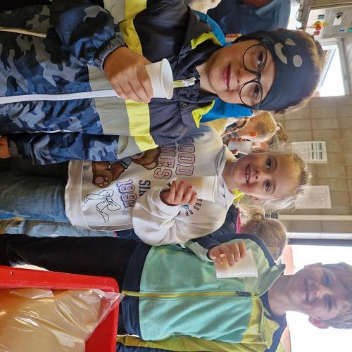 Apfelsaftpressen mit den 2. Klassen