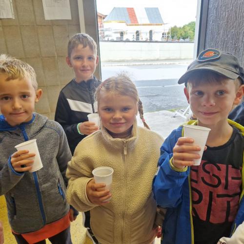 Apfelsaftpressen mit den 2. Klassen