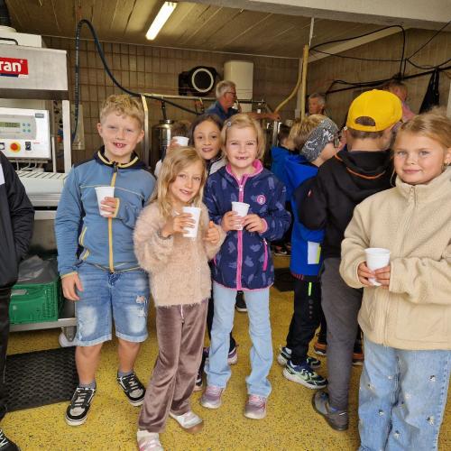 Apfelsaftpressen mit den 2. Klassen