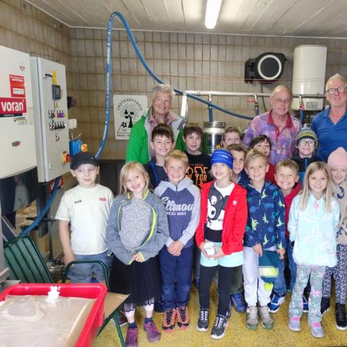 Apfelsaftpressen mit den 2. Klassen