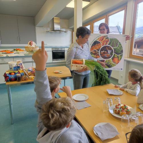 2a und 2b: Besuch der Ortsbäuerinnen