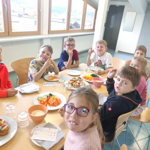 2a und 2b: Besuch der Ortsbäuerinnen