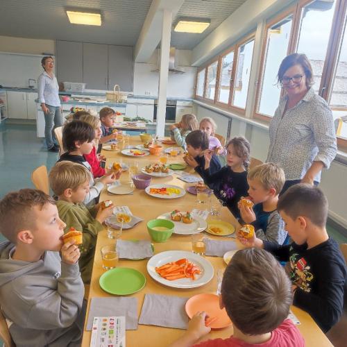 2a und 2b: Besuch der Ortsbäuerinnen