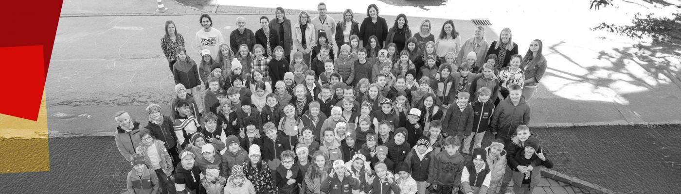 Die Schüler:innen und das Lehrpersonal der Volksschule Ellmau.