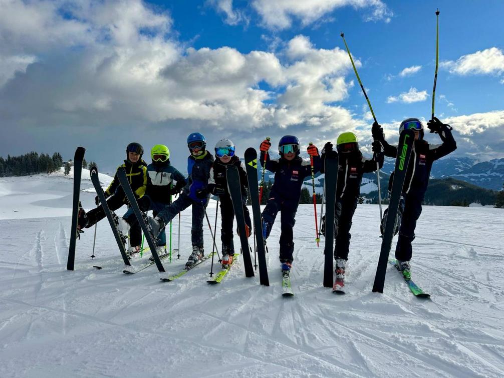 Kinder der Volksschule Ellmau beim Skifahren
