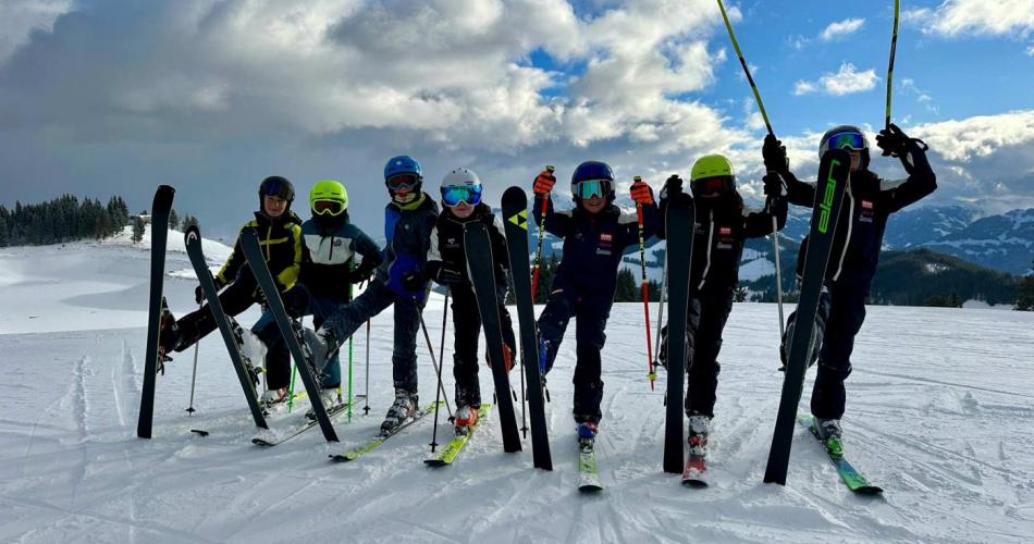 Kinder der Volksschule Ellmau beim Skifahren