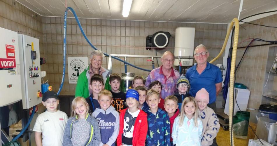 Apfelsaftpressen mit den 2. Klassen – ein lehrreicher und leckerer Tag!