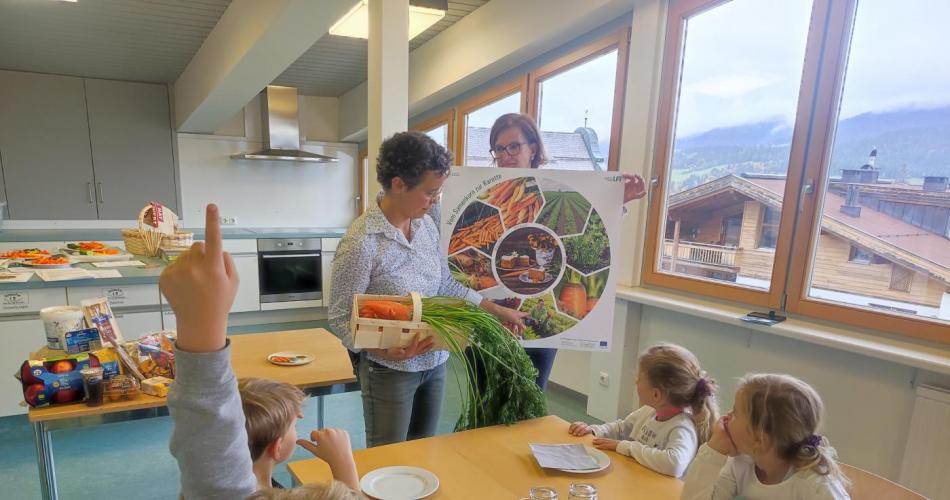 2a und 2b: Besuch der Ortsbäuerinnen