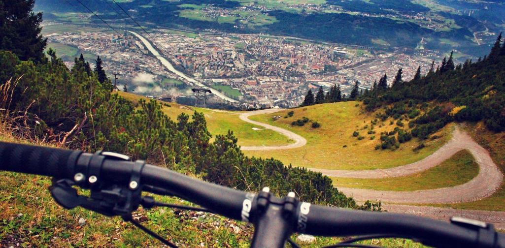 Mountain Biking - Cloned Mountain Bike auf Nordkette mit Blick auf Innsbruck